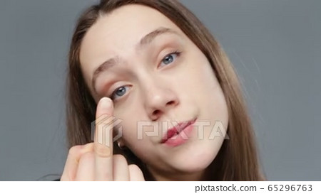 Video of young girl in black shirt showing fuck... - Stock Footage [65296763] - PIXTA