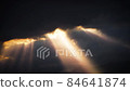 陽光透過雲層和神秘的天空傾瀉而下，一道夢幻般的光束 84641874