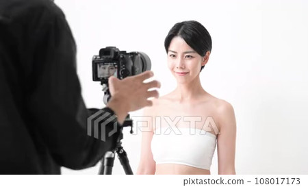 Slow video of a photographer and a female model... - Stock Footage